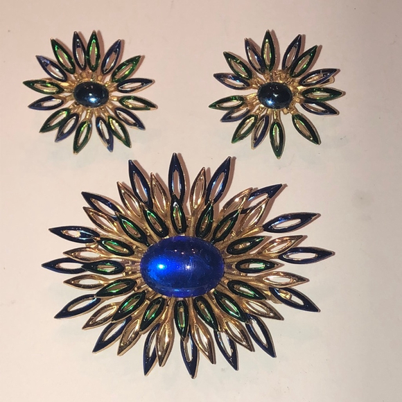 Trifari Crown Gold Tone Blue Cabochon Green Enamel 3D Floral Brooch Earrings Set